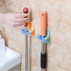 Cách sắp xếp chổi và cây lau nhà cho nhà cửa nhẹ tênh
