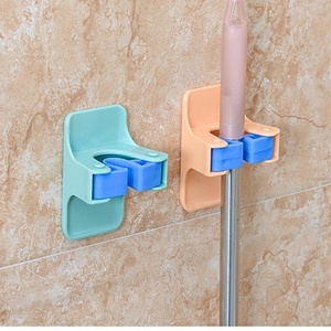 Cách sắp xếp chổi và cây lau nhà cho nhà cửa nhẹ tênh