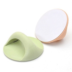 Tay nắm cửa dán keo – Món nhỏ giúp mở cửa nhẹ tênh mỗi ngày