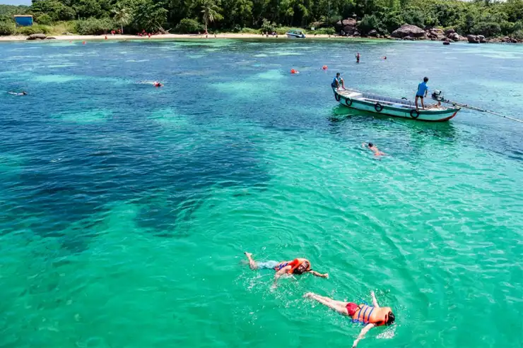 TOUR DU LỊCH PHÚ QUỐC TẾT 2026 NÊN MẶC GÌ? TOUR 3 ĐẢO VÀ BÍ KÍP "PHÔ" DÁNG ĐẸP CÙNG HTM FASHION