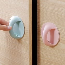 Tay nắm cửa dán keo – Món nhỏ giúp mở cửa nhẹ tênh mỗi ngày